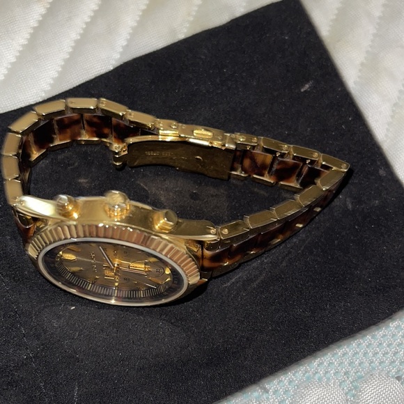 NWT Michael kors tortoise color and gold watch nice needs battery 🔋